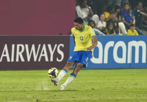 Luis Eduardo em campo pela Seleção Sub-17