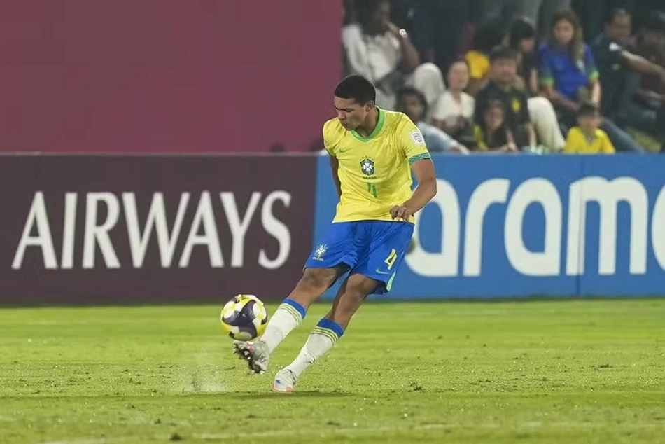 Luis Eduardo em campo pela Seleção Sub-17