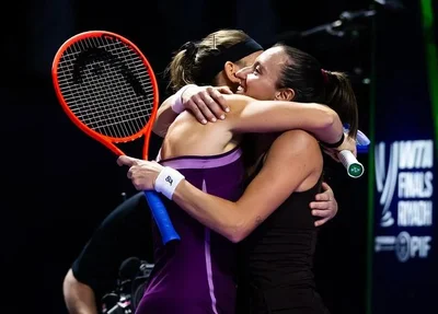 Luisa Stefani e Timea Babos no WTA Finals