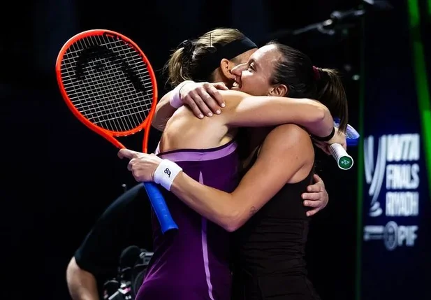 Luisa Stefani e Timea Babos no WTA Finals
