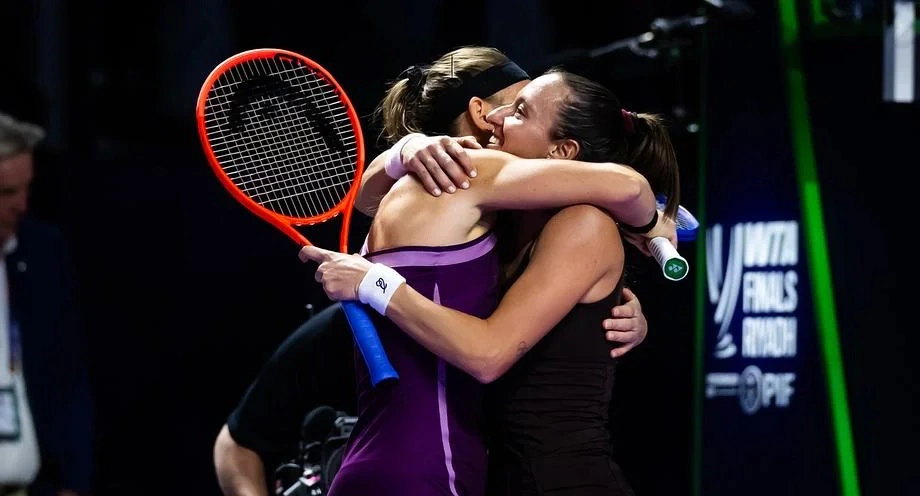 Luisa Stefani e Timea Babos no WTA Finals