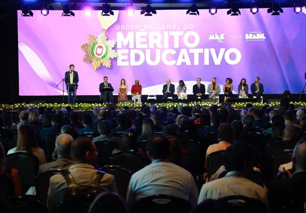 Lula condecora Janja com honraria em cerimônia do MEC