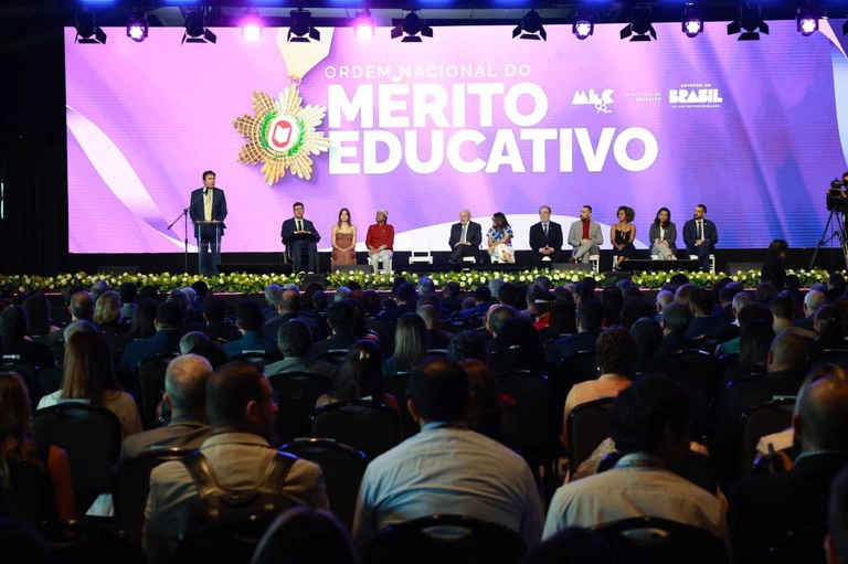 Lula condecora Janja com honraria em cerimônia do MEC