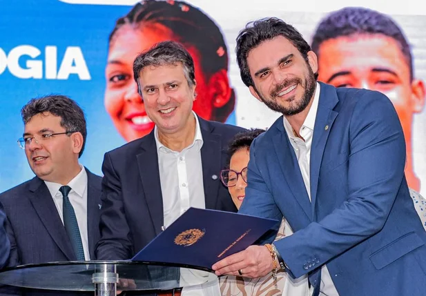 Marcus Kalume celebra implantação do curso de Medicina em Floriano