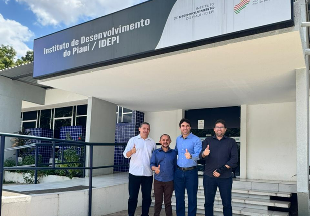 Marden Menezes acompanha assinatura de ordens de serviço