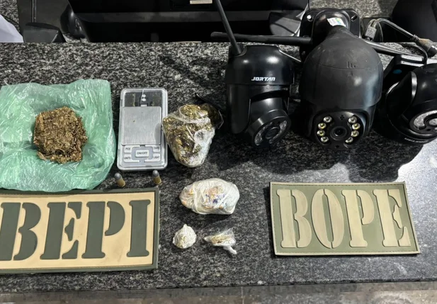 Materiais apreendidos durante cumprimento de mandado pela Polícia Civil e Polícia Militar