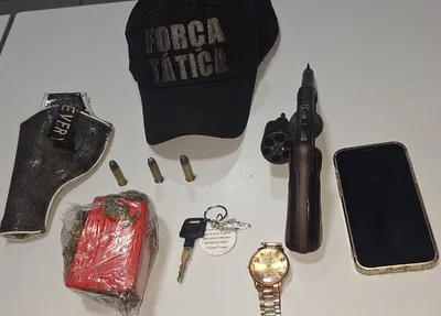 Material apreendido com a suspeita