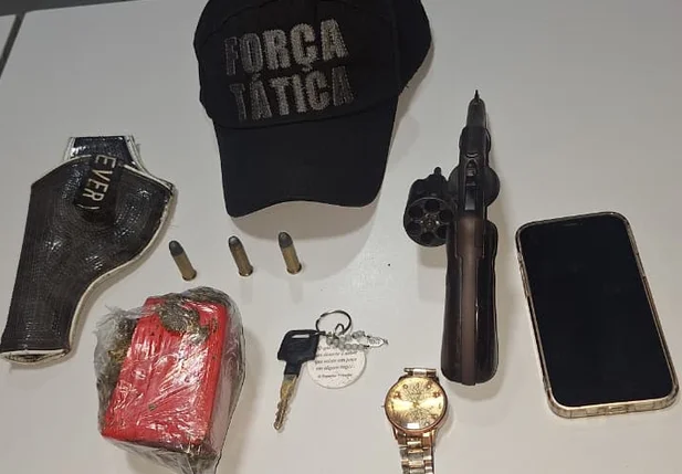 Material apreendido com a suspeita