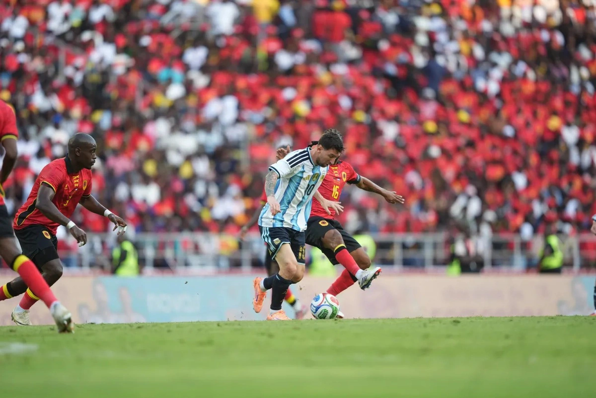 Messi em ação na vitória da Argentina sobre Angola
