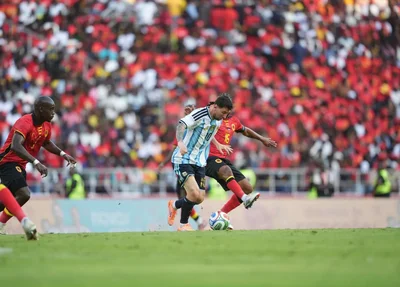 Messi em ação na vitória da Argentina sobre Angola