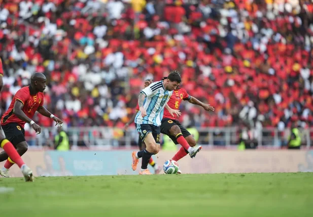 Messi em ação na vitória da Argentina sobre Angola