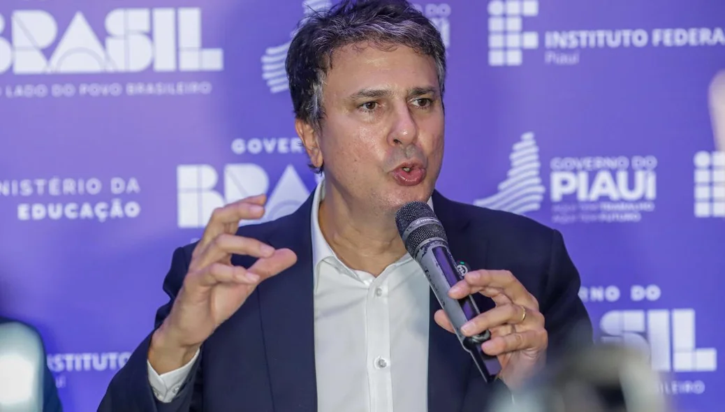 Ministro Camilo Santana em coletiva de imprensa em Teresina