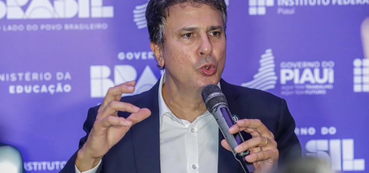 Ministro Camilo Santana em coletiva de imprensa em Teresina