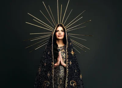 MMaria Gabriela Lacerda com traje de Nossa Senhora Aparecida