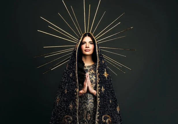 MMaria Gabriela Lacerda com traje de Nossa Senhora Aparecida