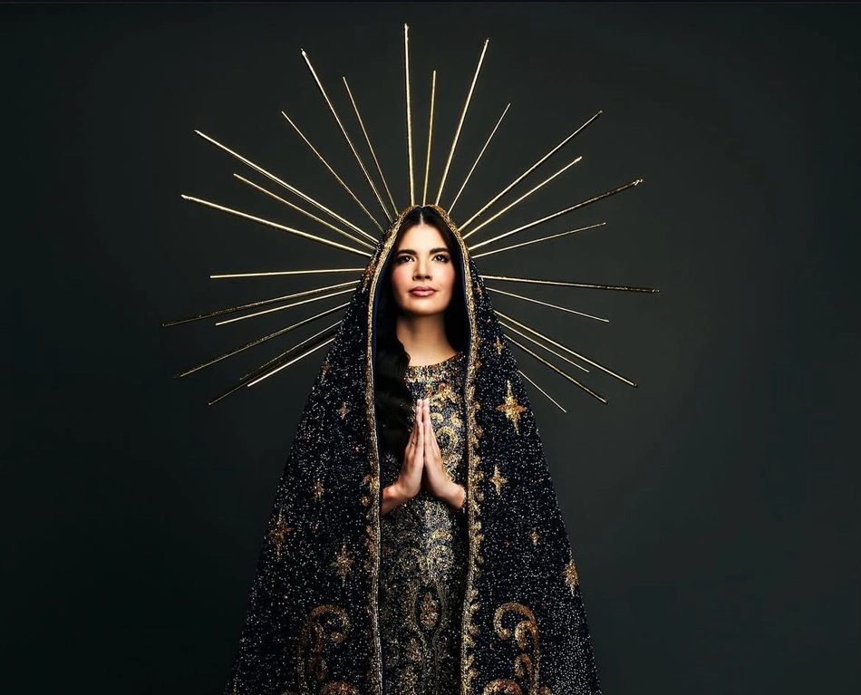 MMaria Gabriela Lacerda com traje de Nossa Senhora Aparecida