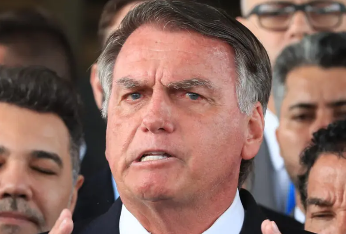 Moraes comunica TSE sobre inelegibilidade de Bolsonaro até 2060