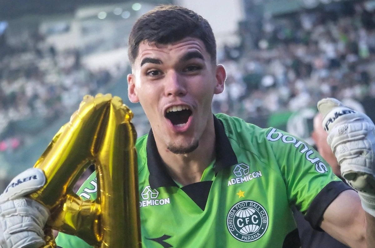 Morisco, goleiro do Coritiba, comemora o retorno à Série A