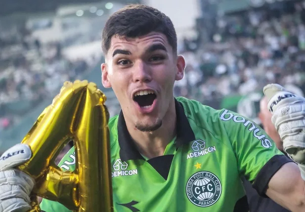 Morisco, goleiro do Coritiba, comemora o retorno à Série A
