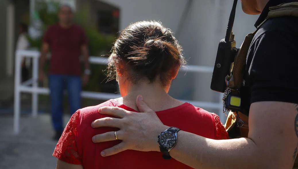 Mulher presa durante a operação