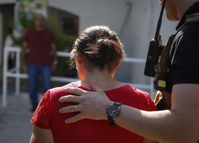 Mulher presa durante a operação