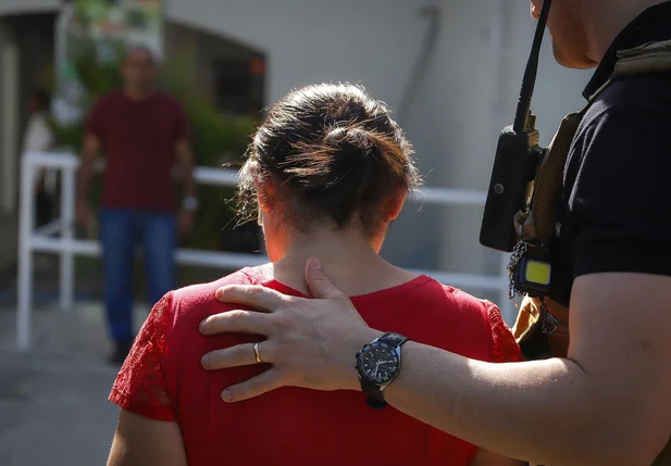 Mulher presa durante a operação