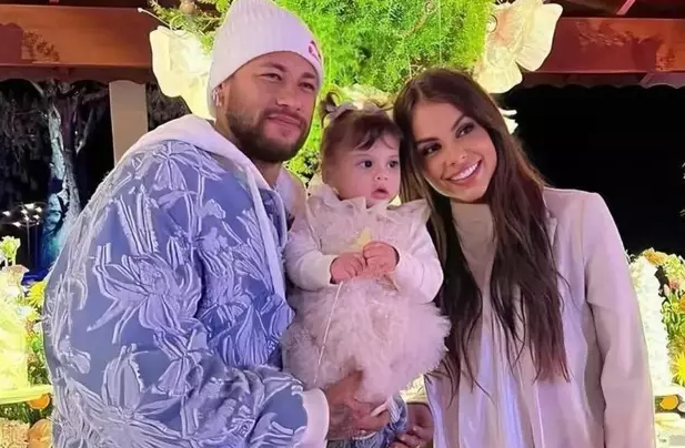 Neymar com sua filha Helena