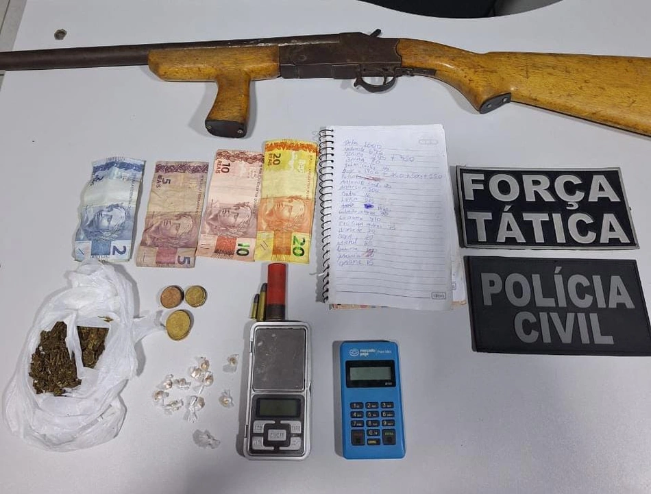 No local, foram apreendidas porções de entorpecentes e uma arma de fogo