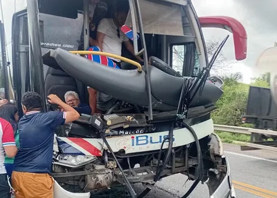 Ônibus com torcedores do Fortaleza colide com carreta