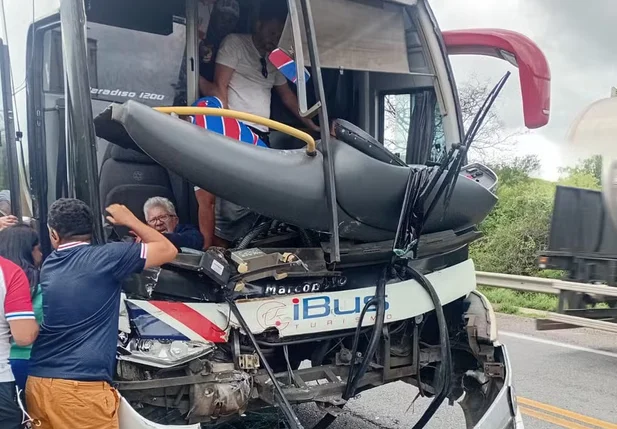 Ônibus com torcedores do Fortaleza colide com carreta