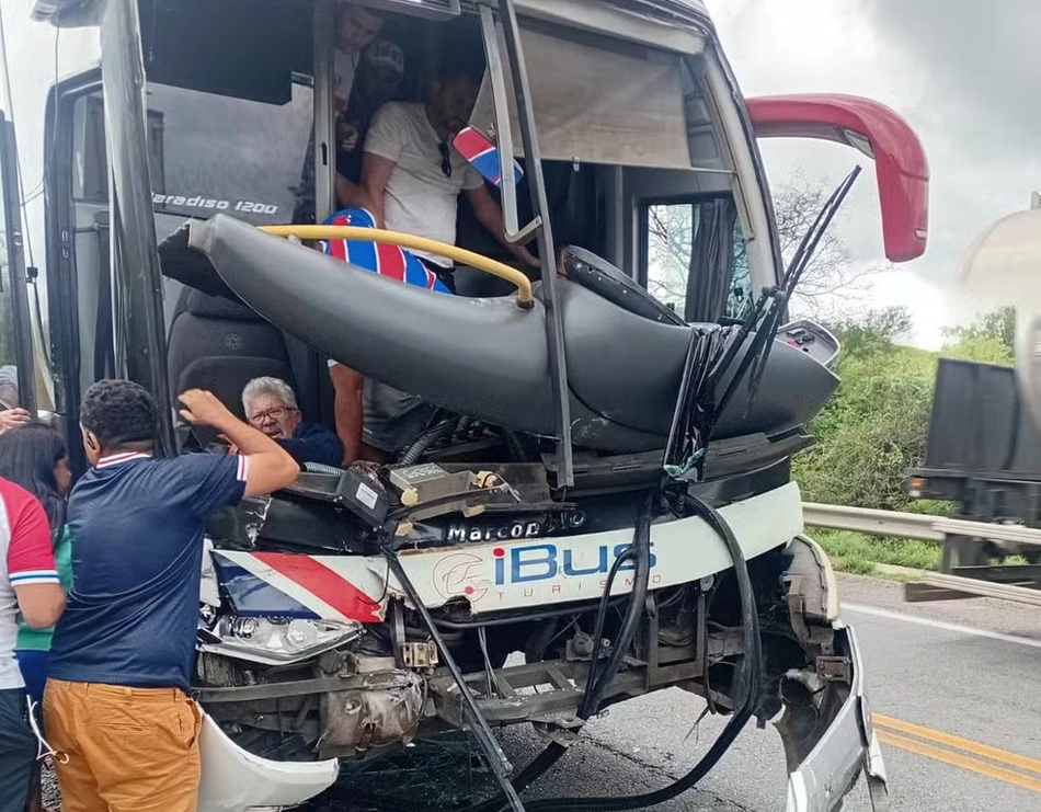 Ônibus com torcedores do Fortaleza colide com carreta