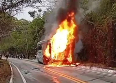 Ônibus pegando fogo