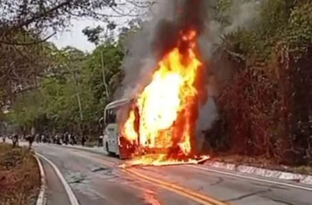 Ônibus pegando fogo
