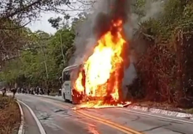 Ônibus pegando fogo