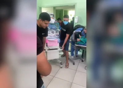 Pacientes sendo transferidos após incêndio