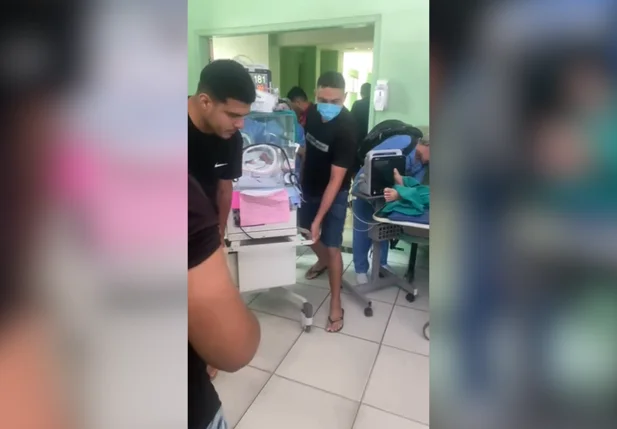 Pacientes sendo transferidos após incêndio