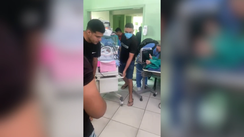 Pacientes sendo transferidos após incêndio