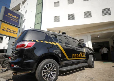 PF na sede da SEMEC durante operação