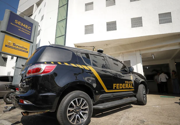 PF na sede da SEMEC durante operação