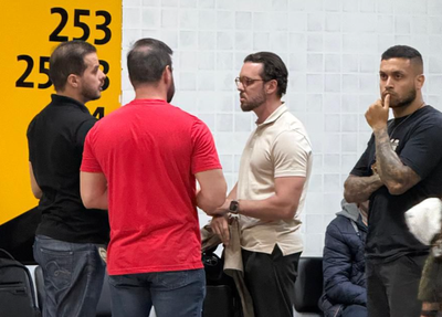 Haran Sampaio entregando passaporte