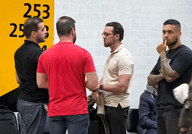 Haran Sampaio entregando passaporte