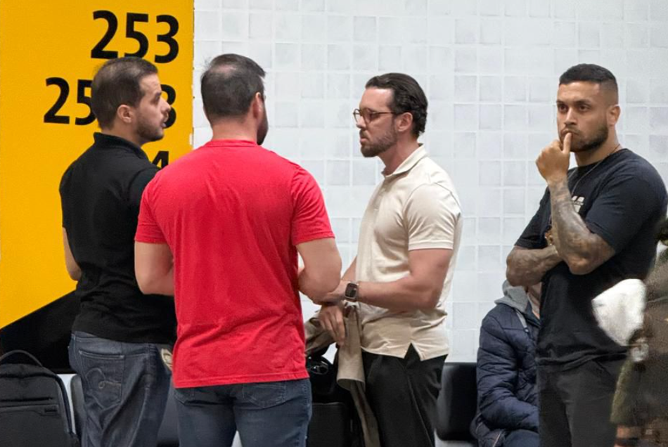 Haran Sampaio entregando passaporte