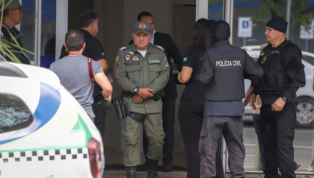 Policiais militares no local