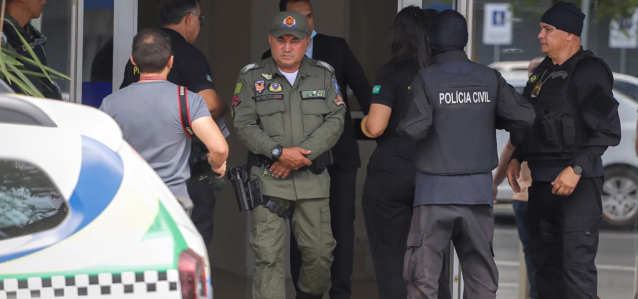 Policiais militares no local