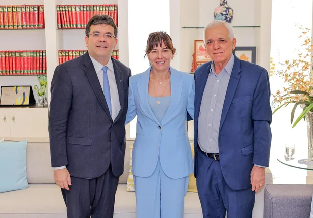 Prefeita Ivanária Sampaio e Themístocles Filho, juntamente com o governador Rafael Fonteles