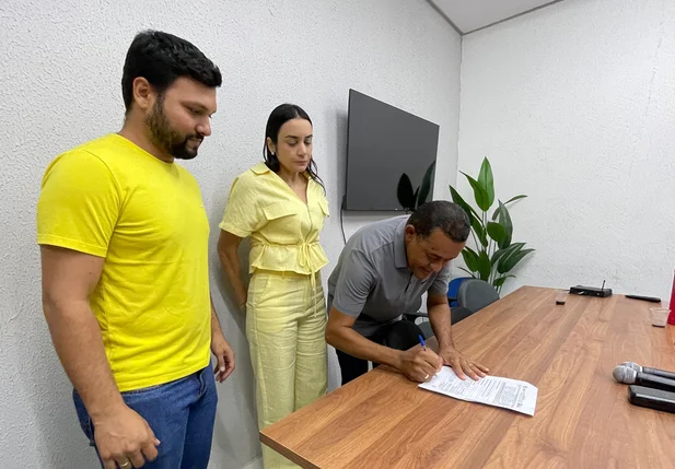 Prefeito Adriano Silva e secretária Ana Tércia assinam ordem de serviço para construção de nova escola em Amarante