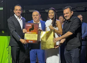 Prefeito de São Félix do Piauí recebe o prêmio Prefeito Referência
