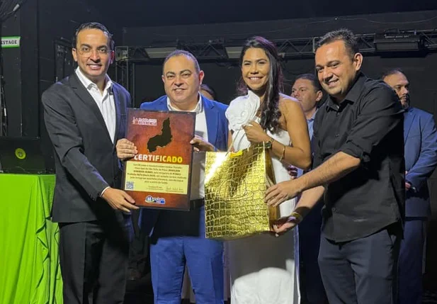 Prefeito de São Félix do Piauí recebe o prêmio Prefeito Referência