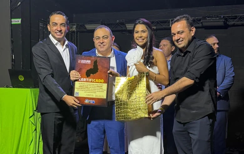 Prefeito de São Félix do Piauí recebe o prêmio Prefeito Referência