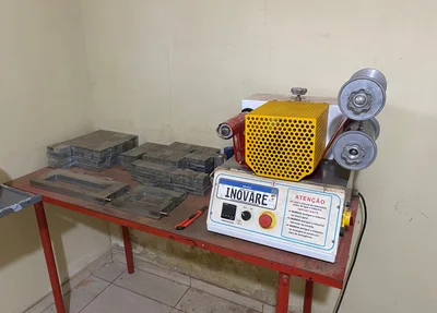Prensa utilizada para a produção das placas do Mercosul